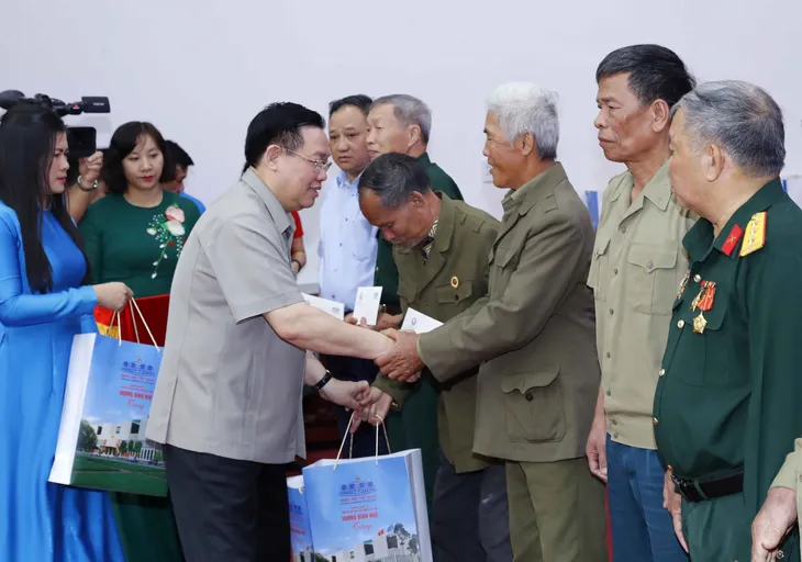 Chủ tịch Quốc hội tặng quà Tết người nghèo, gia đình chính sách tại Gia Lai - Ảnh 2. Chủ tịch Quốc hội tặng quà Tết người nghèo, gia đình chính sách tại Gia Lai - Ảnh 2.