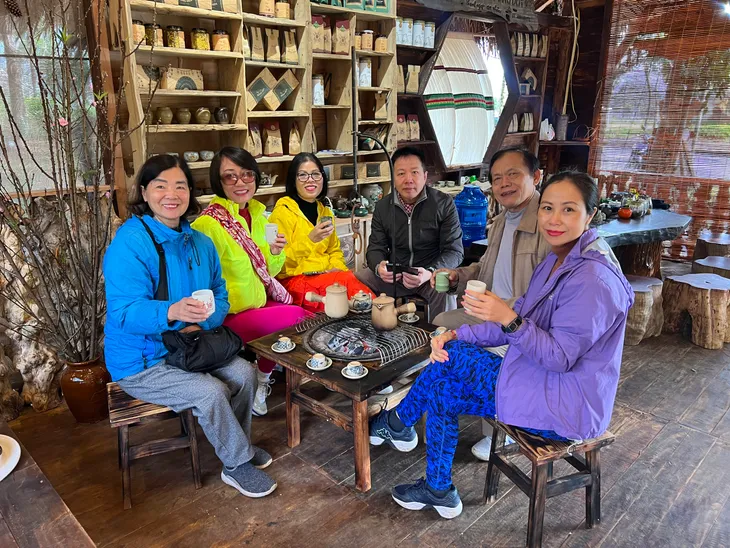 Chợ phiên Măng Đen: Thưởng thức đặc sản Tây Nguyên dưới tán thông thơ mộng - Ảnh 1. Chợ phiên Măng Đen: Thưởng thức đặc sản Tây Nguyên dưới tán thông thơ mộng - Ảnh 1.