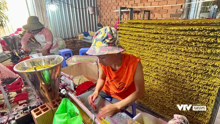 Làng nghề làm nhang trăm tuổi ở TP Hồ Chí Minh tất bật vào vụ Tết - Ảnh 6. Làng nghề làm nhang trăm tuổi ở TP Hồ Chí Minh tất bật vào vụ Tết - Ảnh 6.