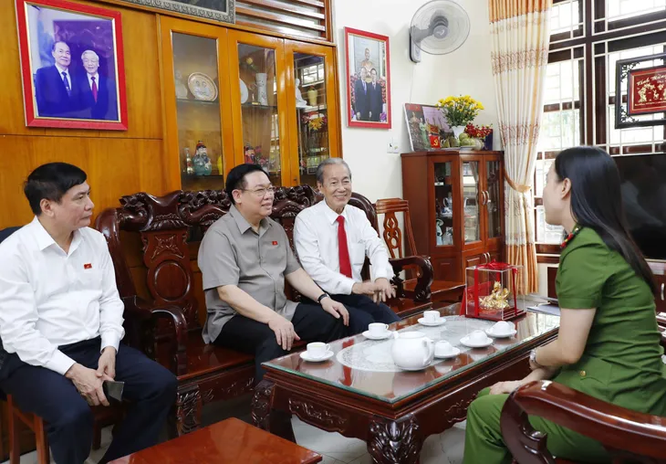 Chủ tịch Quốc hội Vương Đình Huệ tưởng nhớ, tri ân cố Chủ tịch Quốc hội Nguyễn Hữu Thọ - Ảnh 2. Chủ tịch Quốc hội Vương Đình Huệ tưởng nhớ, tri ân cố Chủ tịch Quốc hội Nguyễn Hữu Thọ - Ảnh 2.