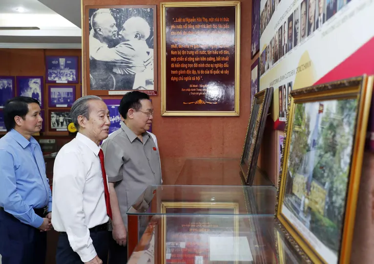 Chủ tịch Quốc hội Vương Đình Huệ tưởng nhớ, tri ân cố Chủ tịch Quốc hội Nguyễn Hữu Thọ - Ảnh 3. Chủ tịch Quốc hội Vương Đình Huệ tưởng nhớ, tri ân cố Chủ tịch Quốc hội Nguyễn Hữu Thọ - Ảnh 3.