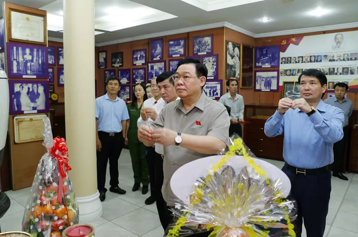 Chủ tịch Quốc hội Vương Đình Huệ tưởng nhớ, tri ân cố Chủ tịch Quốc hội Nguyễn Hữu Thọ - Ảnh 1. Chủ tịch Quốc hội Vương Đình Huệ tưởng nhớ, tri ân cố Chủ tịch Quốc hội Nguyễn Hữu Thọ - Ảnh 1.