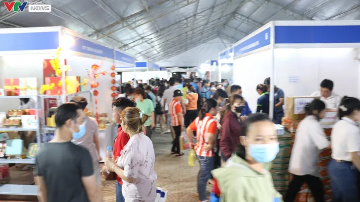 Bình Dương: 50 gian hàng ưu đãi phục vụ công nhân lao động sắm Tết - Ảnh 4. Bình Dương: 50 gian hàng ưu đãi phục vụ công nhân lao động sắm Tết - Ảnh 4.