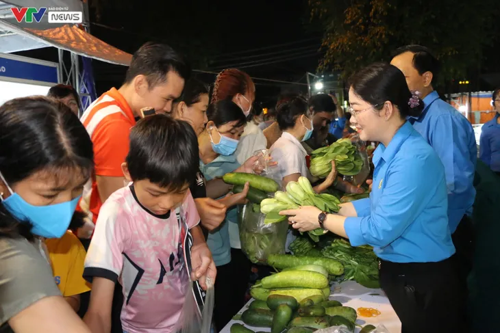Bình Dương: 50 gian hàng ưu đãi phục vụ công nhân lao động sắm Tết - Ảnh 2. Bình Dương: 50 gian hàng ưu đãi phục vụ công nhân lao động sắm Tết - Ảnh 2.