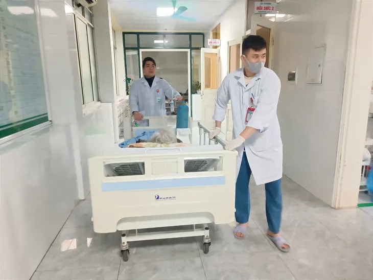 Lại có thêm các ca ngộ độc khí CO do đốt than, củi để sưởi ấm - Ảnh 1.