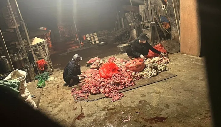 Hà Nội phát hiện 4 tấn mỡ nước, tóp mỡ không rõ xuất xứ - Ảnh 1. Hà Nội phát hiện 4 tấn mỡ nước, tóp mỡ không rõ xuất xứ - Ảnh 1.