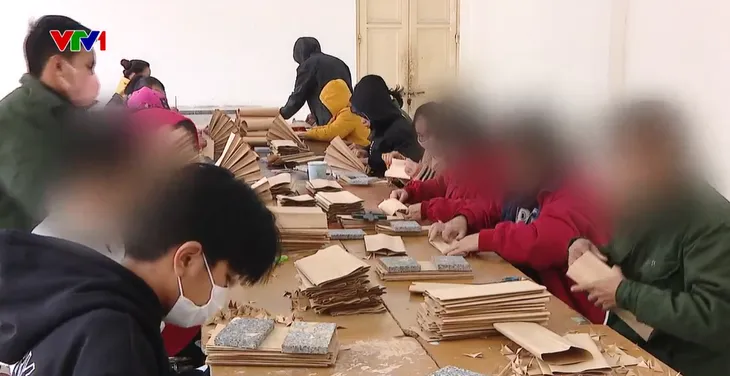 Hà Nội không để người lang thang ăn xin trên phố - Ảnh 1. Hà Nội không để người lang thang ăn xin trên phố - Ảnh 1.