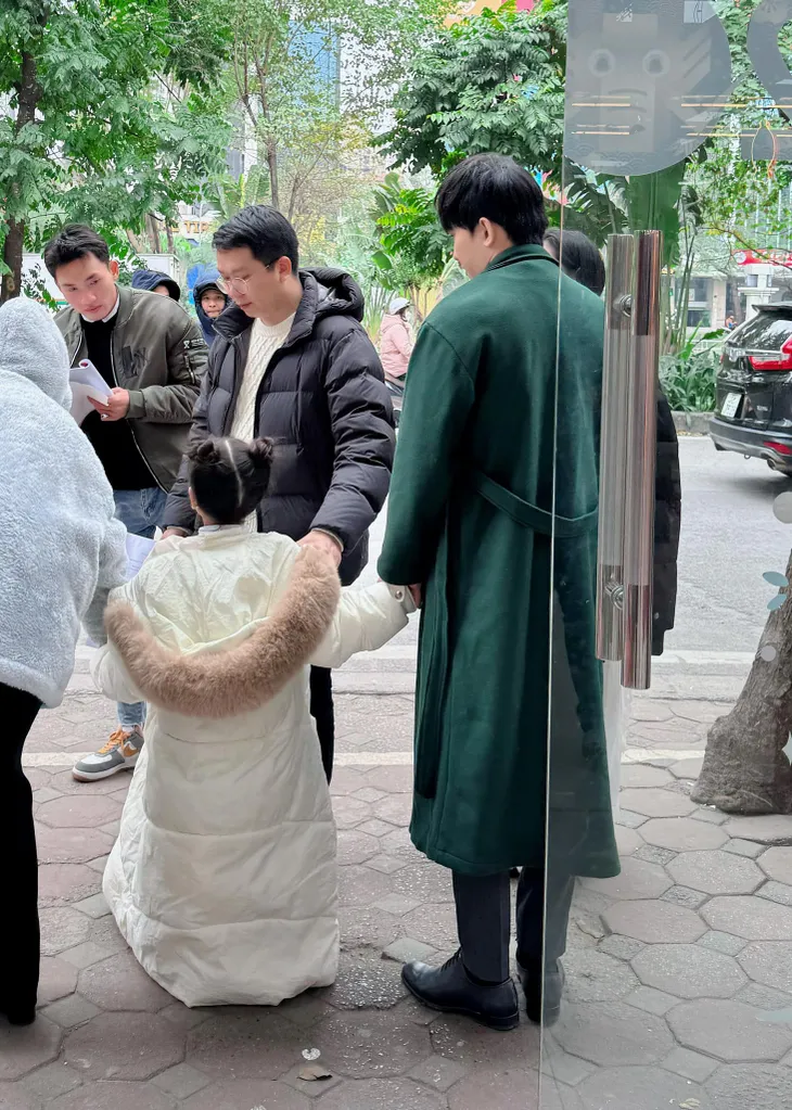 Hai diễn viên nhí tươi tắn, đáng yêu dù quay phim dưới trời giá rét - Ảnh 2. Hai diễn viên nhí tươi tắn, đáng yêu dù quay phim dưới trời giá rét - Ảnh 2.