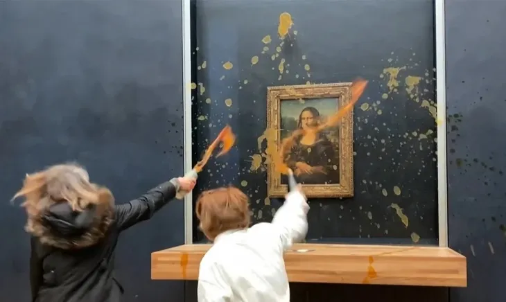 Người biểu tình hắt súp vào tranh Mona Lisa - Ảnh 1. Người biểu tình hắt súp vào tranh Mona Lisa - Ảnh 1.