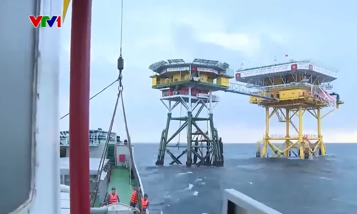 Đưa 22 tấn hàng hóa mang Tết đến Nhà giàn DK1 - Ảnh 1. Đưa 22 tấn hàng hóa mang Tết đến Nhà giàn DK1 - Ảnh 1.