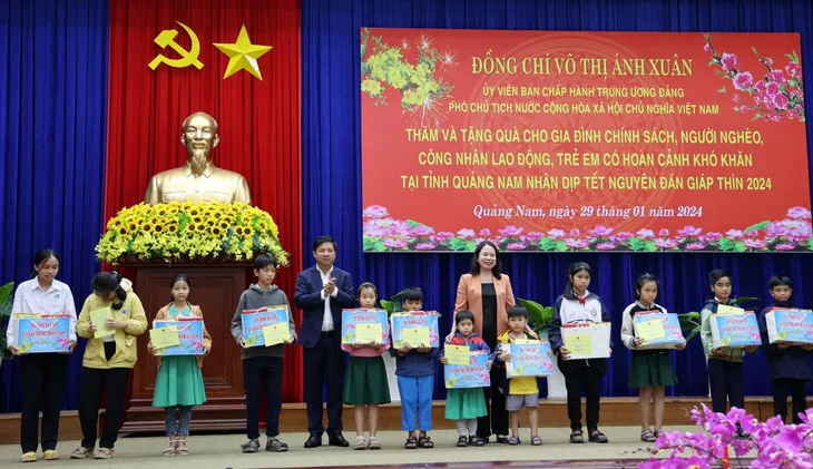 Nhiều hoạt động chăm lo cho công nhân lao động, nhân dân đón Tết - Ảnh 4. Nhiều hoạt động chăm lo cho công nhân lao động, nhân dân đón Tết - Ảnh 4.
