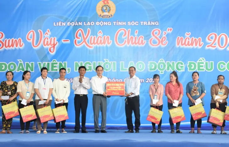Nhiều hoạt động chăm lo cho công nhân lao động, nhân dân đón Tết - Ảnh 2. Nhiều hoạt động chăm lo cho công nhân lao động, nhân dân đón Tết - Ảnh 2.