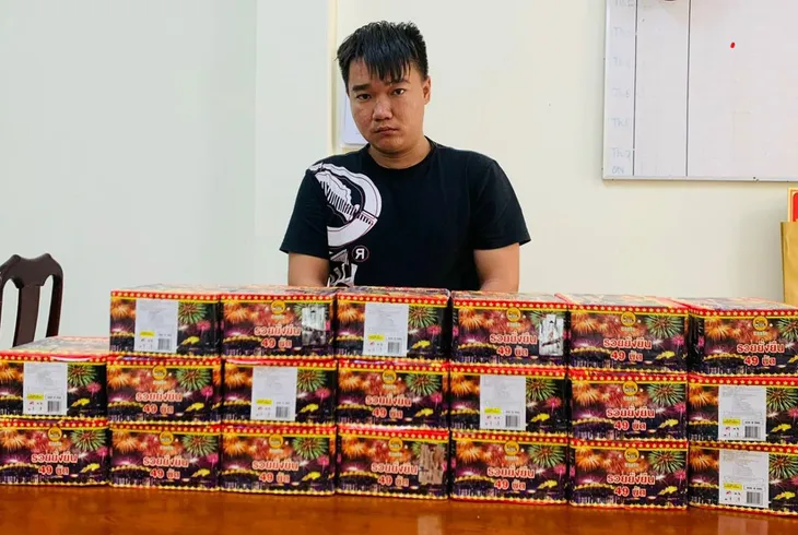 Long An: Bắt quả tang 2 đối tượng vận chuyển 35kg pháo hoa không rõ nguồn gốc - Ảnh 1. Long An: Bắt quả tang 2 đối tượng vận chuyển 35kg pháo hoa không rõ nguồn gốc - Ảnh 1.