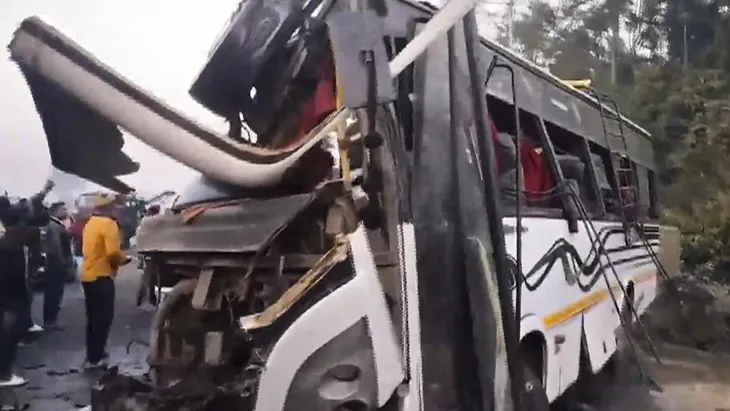 Xe bus đâm trực diện xe tải ở Ấn Độ khiến ít nhất 14 người thiệt mạng - Ảnh 1. Xe bus đâm trực diện xe tải ở Ấn Độ khiến ít nhất 14 người thiệt mạng - Ảnh 1.
