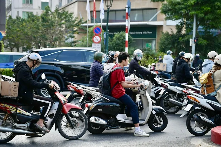 Cảnh sát giao thông Hà Nội tăng cường chấn chỉnh tình trạng học sinh vi phạm an toàn giao thông - Ảnh 1. Cảnh sát giao thông Hà Nội tăng cường chấn chỉnh tình trạng học sinh vi phạm an toàn giao thông - Ảnh 1.