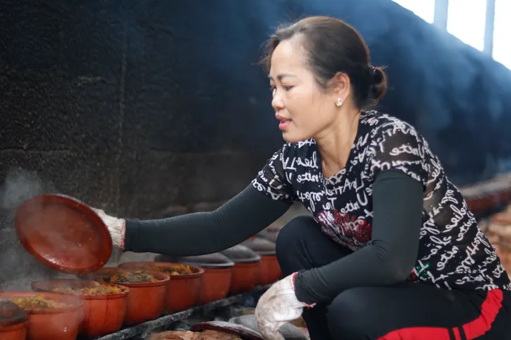 Hà Nam: Cá kho làng Vũ Đại rực lửa đón Tết - Ảnh 3. Hà Nam: Cá kho làng Vũ Đại rực lửa đón Tết - Ảnh 3.