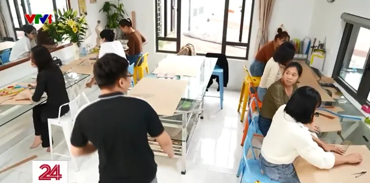 Thầy giáo dạy may cho phụ nữ yếu thế - Ảnh 1. Thầy giáo dạy may cho phụ nữ yếu thế - Ảnh 1.