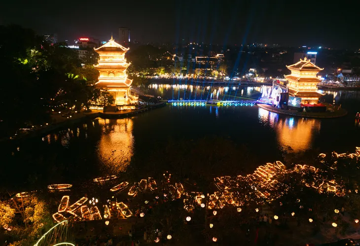 Dàn Hoa hậu, Á hậu trình diễn áo dài xuân tại Phố cổ Hoa Lư - Ảnh 1.