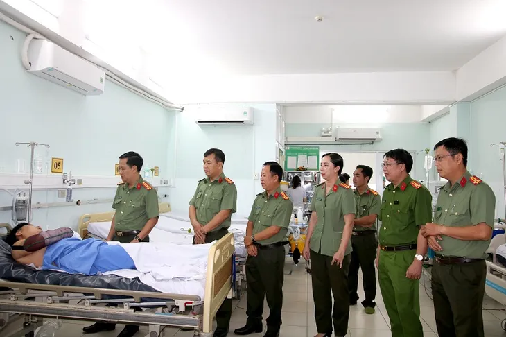 Thiếu tá công an bị nam thanh niên cầm dao đứng giữa đường chém trọng thương - Ảnh 1. Thiếu tá công an bị nam thanh niên cầm dao đứng giữa đường chém trọng thương - Ảnh 1.