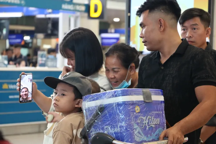 Công nhân xúc động vì được tặng vé máy bay về quê ăn Tết - Ảnh 3.