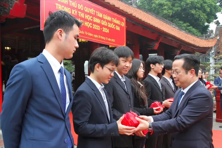 Hà Nội có 13 học sinh dự thi chọn đội tuyển quốc gia - Ảnh 1. Hà Nội có 13 học sinh dự thi chọn đội tuyển quốc gia - Ảnh 1.