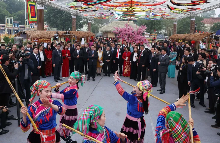 Chủ tịch nước và Tổng thống Philippines tham quan Hoàng Thành Thăng Long - Ảnh 3. Chủ tịch nước và Tổng thống Philippines tham quan Hoàng Thành Thăng Long - Ảnh 3.