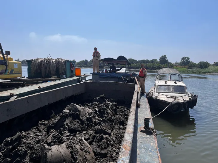 TP Hồ Chí Minh: Kịp thời ngăn chặn nhóm người nạo vét bùn đất trái phép - Ảnh 1. TP Hồ Chí Minh: Kịp thời ngăn chặn nhóm người nạo vét bùn đất trái phép - Ảnh 1.