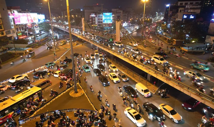 Giảm đèn giao thông, giảm ùn tắc tại điểm nóng Ngã Tư Sở - Ảnh 1.
