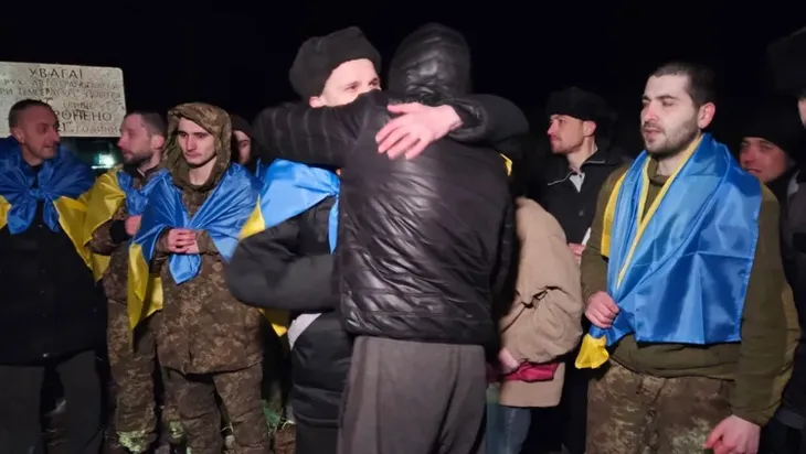 Nga và Ukraine tiến hành đợt trao đổi tù nhân lớn nhất kể từ khi xảy ra xung đột - Ảnh 1. Nga và Ukraine tiến hành đợt trao đổi tù nhân lớn nhất kể từ khi xảy ra xung đột - Ảnh 1.
