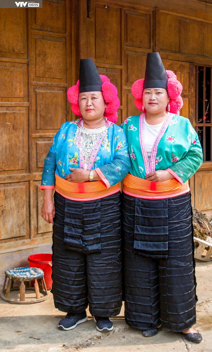 Cú phủa - Nét độc đáo của phụ nữ H’Mông Thuận Châu, Sơn La - Ảnh 2. Cú phủa - Nét độc đáo của phụ nữ H’Mông Thuận Châu, Sơn La - Ảnh 2.