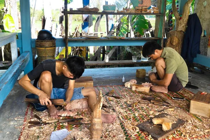 “Hồi sinh” rác củi trong nước lũ thành các tác phẩm điêu khắc mang ra thế giới - Ảnh 4. “Hồi sinh” rác củi trong nước lũ thành các tác phẩm điêu khắc mang ra thế giới - Ảnh 4.