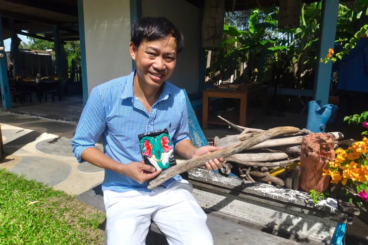 “Hồi sinh” rác củi trong nước lũ thành các tác phẩm điêu khắc mang ra thế giới - Ảnh 2. “Hồi sinh” rác củi trong nước lũ thành các tác phẩm điêu khắc mang ra thế giới - Ảnh 2.