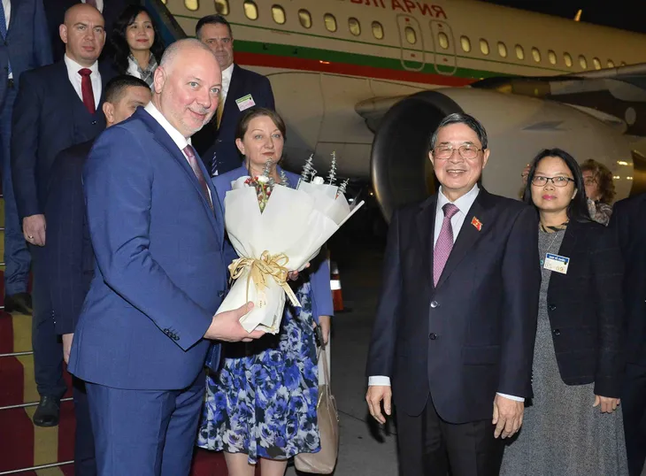 Chủ tịch Quốc hội Bulgaria Rossen Dimitrov Jeliazkov đến Hà Nội, bắt đầu chuyến thăm chính thức Việt Nam - Ảnh 2. Chủ tịch Quốc hội Bulgaria Rossen Dimitrov Jeliazkov đến Hà Nội, bắt đầu chuyến thăm chính thức Việt Nam - Ảnh 2.