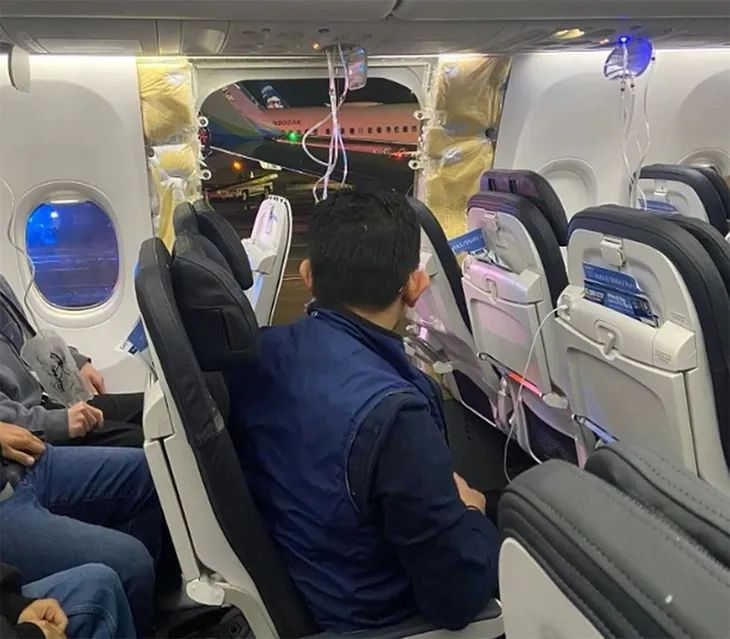 Alaska Airlines đình chỉ hoạt động của phi đội Boeing 737 MAX - Ảnh 2. Alaska Airlines đình chỉ hoạt động của phi đội Boeing 737 MAX - Ảnh 2.