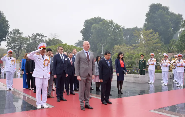 Chủ tịch Quốc hội Bulgaria vào lăng viếng Chủ tịch Hồ Chí Minh - Ảnh 4. Chủ tịch Quốc hội Bulgaria vào lăng viếng Chủ tịch Hồ Chí Minh - Ảnh 4.