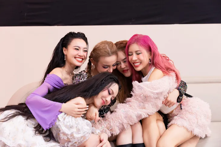 Chị đẹp đạp gió rẽ sóng: Phương Vy khóc vì Lưu Hương Giang, Mỹ Linh nhảy hiphop cực cháy - Ảnh 4. Chị đẹp đạp gió rẽ sóng: Phương Vy khóc vì Lưu Hương Giang, Mỹ Linh nhảy hiphop cực cháy - Ảnh 4.