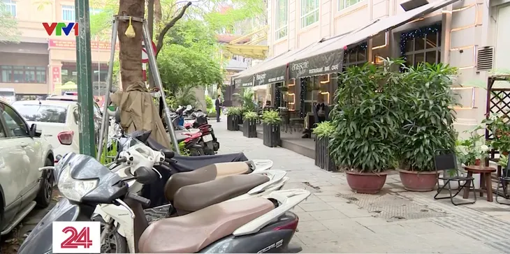 Hà Nội: Cho thuê vỉa hè liệu có khả thi? - Ảnh 1. Hà Nội: Cho thuê vỉa hè liệu có khả thi? - Ảnh 1.