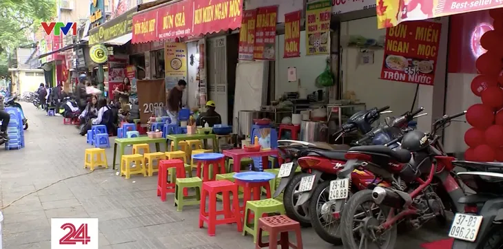 Hà Nội: Cho thuê vỉa hè liệu có khả thi? - Ảnh 2. Hà Nội: Cho thuê vỉa hè liệu có khả thi? - Ảnh 2.