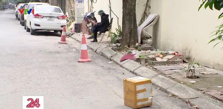 Hà Nội: Cho thuê vỉa hè liệu có khả thi? - Ảnh 3. Hà Nội: Cho thuê vỉa hè liệu có khả thi? - Ảnh 3.