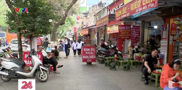 Hà Nội: Cho thuê vỉa hè liệu có khả thi? - Ảnh 4. Hà Nội: Cho thuê vỉa hè liệu có khả thi? - Ảnh 4.
