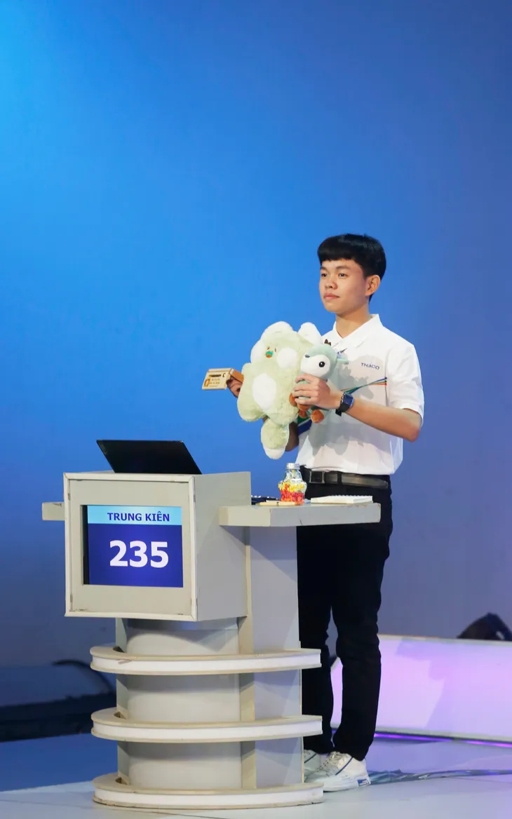 Vẻ điềm tĩnh của nam sinh đầu tiên lọt Chung kết Olympia năm 2024 - Ảnh 14. Vẻ điềm tĩnh của nam sinh đầu tiên lọt Chung kết Olympia năm 2024 - Ảnh 14.