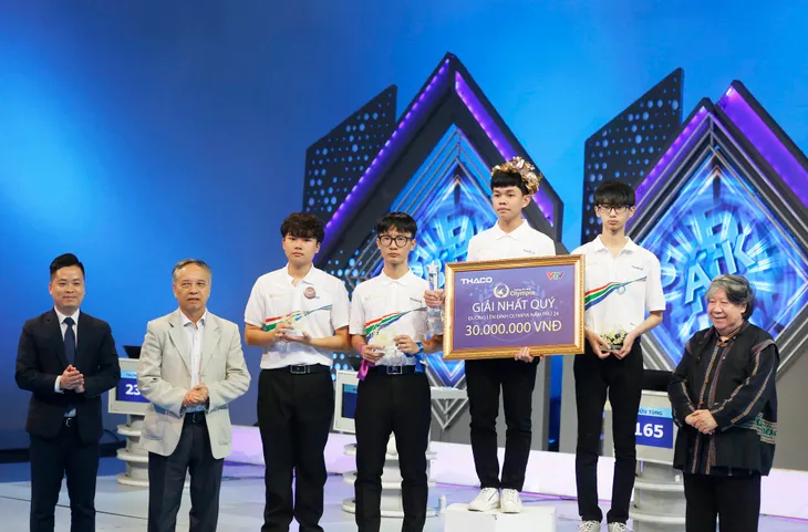 Vẻ điềm tĩnh của nam sinh đầu tiên lọt Chung kết Olympia năm 2024 - Ảnh 16. Vẻ điềm tĩnh của nam sinh đầu tiên lọt Chung kết Olympia năm 2024 - Ảnh 16.