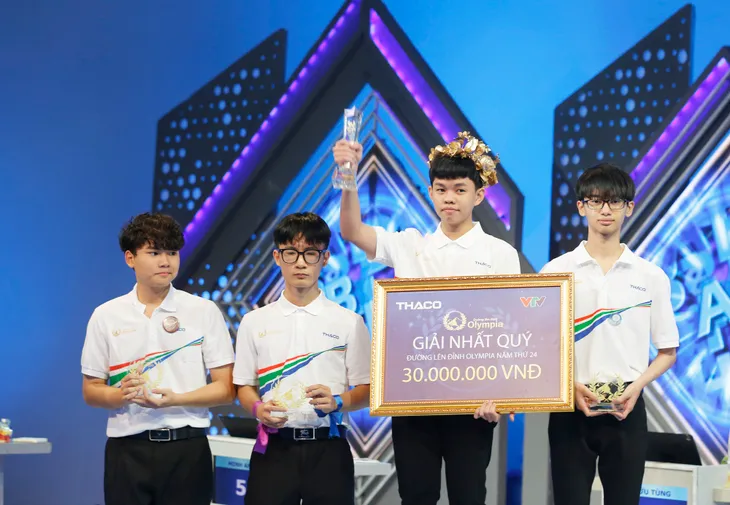 Vẻ điềm tĩnh của nam sinh đầu tiên lọt Chung kết Olympia năm 2024 - Ảnh 17. Vẻ điềm tĩnh của nam sinh đầu tiên lọt Chung kết Olympia năm 2024 - Ảnh 17.