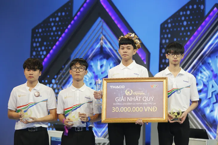 Lộ diện cầu truyền hình đầu tiên Chung kết Đường lên đỉnh Olympia 2024 - Ảnh 12. Lộ diện cầu truyền hình đầu tiên Chung kết Đường lên đỉnh Olympia 2024 - Ảnh 12.