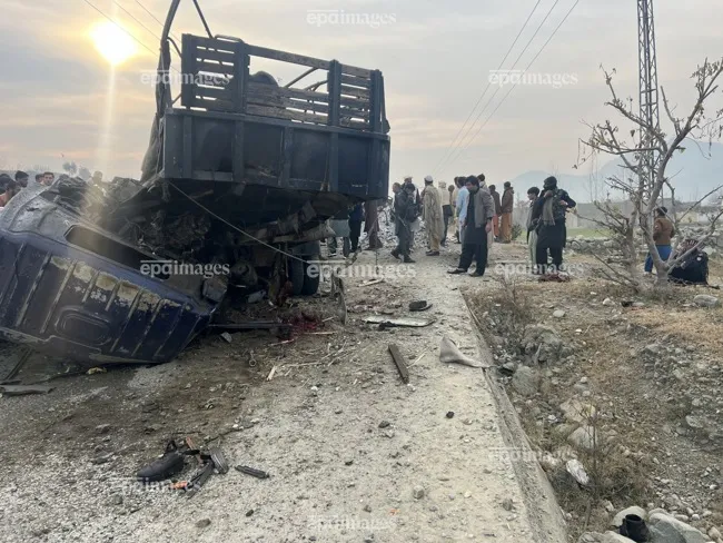 Đánh bom trong đợt tiêm chủng bệnh bại liệt ở Pakistan khiến 6 cảnh sát thiệt mạng - Ảnh 1. Đánh bom trong đợt tiêm chủng bệnh bại liệt ở Pakistan khiến 6 cảnh sát thiệt mạng - Ảnh 1.