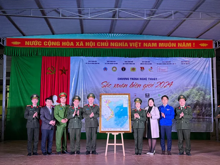 Mang yêu thương đến với những hoàn cảnh khó khăn tại Cao Bằng - Ảnh 6. Mang yêu thương đến với những hoàn cảnh khó khăn tại Cao Bằng - Ảnh 6.