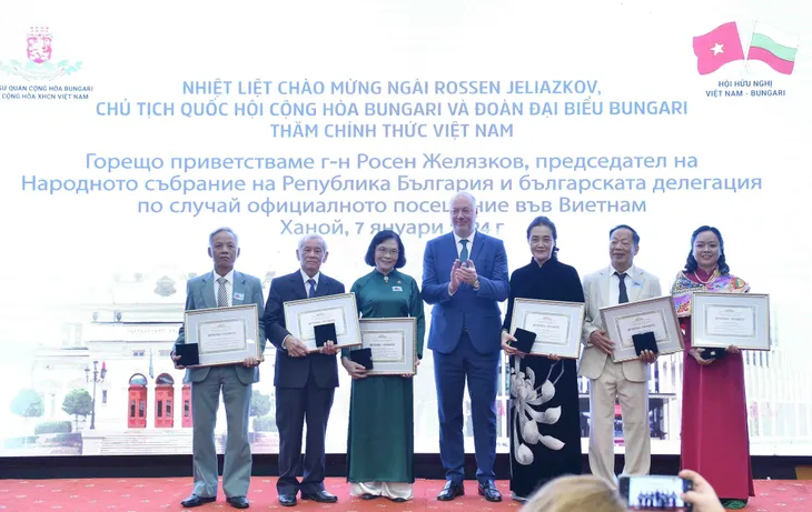 Chủ tịch Quốc hội Bulgaria gặp gỡ đại diện những người Việt Nam từng học tập, công tác tại Bulgaria - Ảnh 3. Chủ tịch Quốc hội Bulgaria gặp gỡ đại diện những người Việt Nam từng học tập, công tác tại Bulgaria - Ảnh 3.