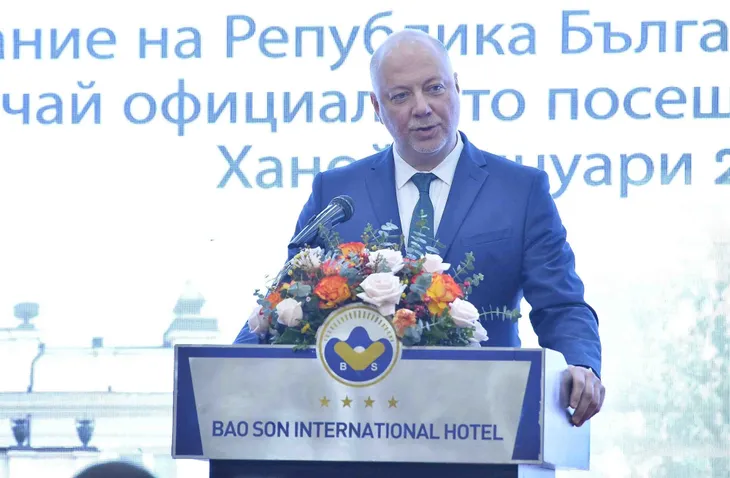 Chủ tịch Quốc hội Bulgaria gặp gỡ đại diện những người Việt Nam từng học tập, công tác tại Bulgaria - Ảnh 2. Chủ tịch Quốc hội Bulgaria gặp gỡ đại diện những người Việt Nam từng học tập, công tác tại Bulgaria - Ảnh 2.