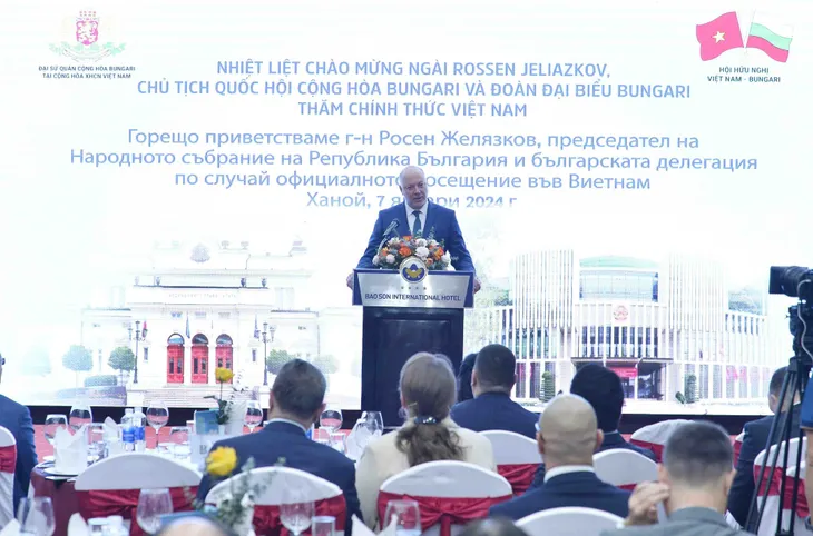 Chủ tịch Quốc hội Bulgaria gặp gỡ đại diện những người Việt Nam từng học tập, công tác tại Bulgaria - Ảnh 1. Chủ tịch Quốc hội Bulgaria gặp gỡ đại diện những người Việt Nam từng học tập, công tác tại Bulgaria - Ảnh 1.