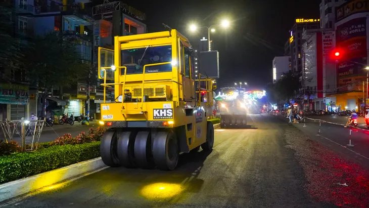 Xuyên đêm thảm nhựa con đường đau khổ ở Cần Thơ - Ảnh 3. Xuyên đêm thảm nhựa con đường đau khổ ở Cần Thơ - Ảnh 3.
